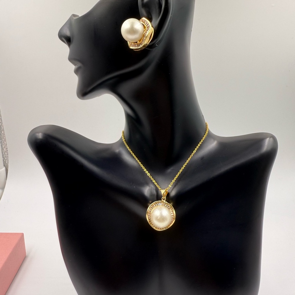 Elegant Gold and Pearl Jewelry Set
